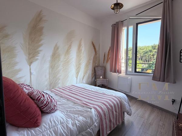 MAISON CONTEMPORAINE DANS LES PINS A DEUX PAS DES PLAGES