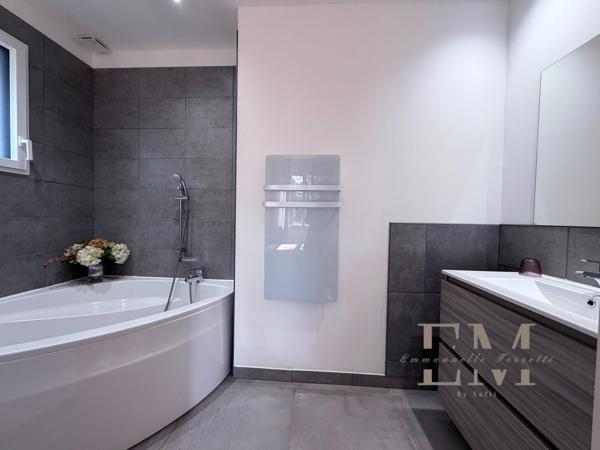 MAISON CONTEMPORAINE DANS LES PINS A DEUX PAS DES PLAGES
