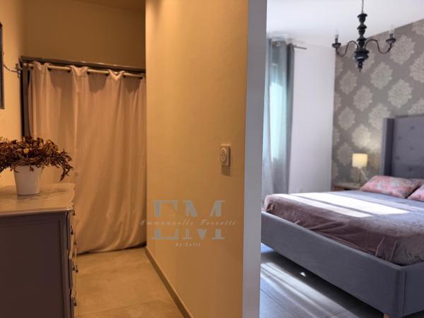 MAISON CONTEMPORAINE DANS LES PINS A DEUX PAS DES PLAGES