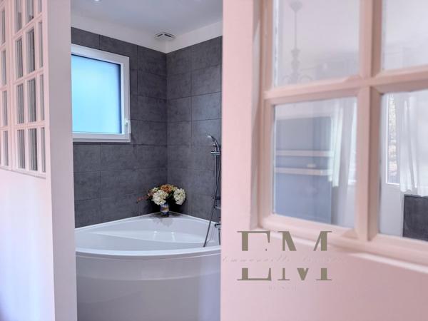 MAISON CONTEMPORAINE DANS LES PINS A DEUX PAS DES PLAGES