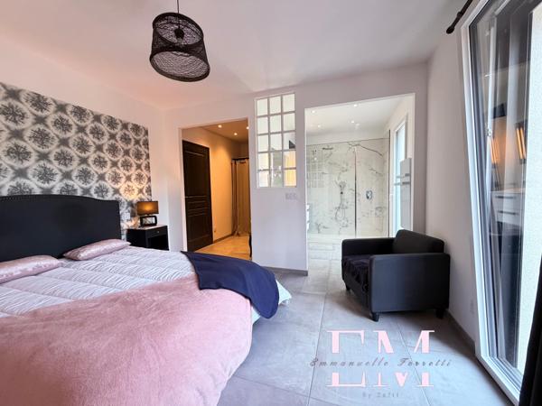 MAISON CONTEMPORAINE DANS LES PINS A DEUX PAS DES PLAGES