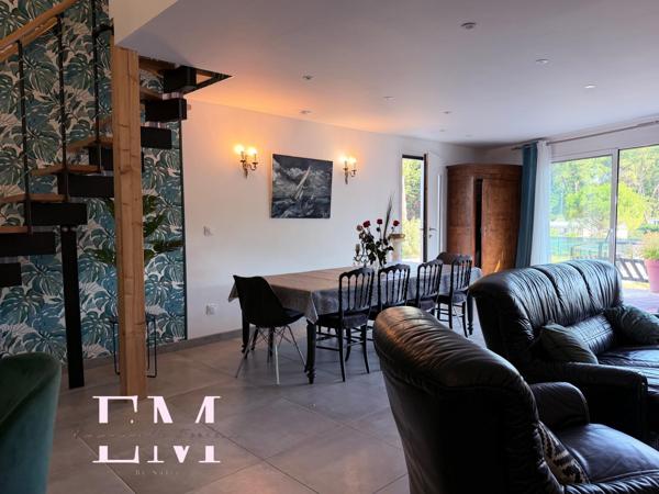 MAISON CONTEMPORAINE DANS LES PINS A DEUX PAS DES PLAGES