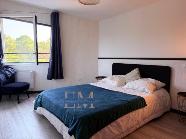 MAISON CONTEMPORAINE DANS LES PINS A DEUX PAS DES PLAGES