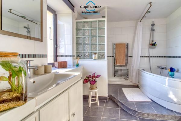 Propriete à vendre 9 pièces MONTAYRAL (47) 190m2 habitables sur terrain de 6689m2 avec piscine