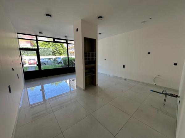 Local/bureau à louer TASSIN LA DEMI LUNE (69) local commercial ou bureaux au phare à tassin de 45m2..