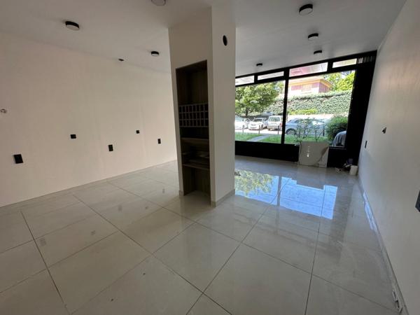 Local/bureau à louer TASSIN LA DEMI LUNE (69) local commercial ou bureaux au phare à tassin de 45m2..