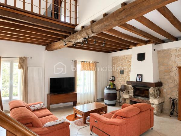 Cette maison de 145 m² habitables offre de beaux volumes et une distribution fonctionnelle, idéale pour une famille.

Au rez-de-chaussée, vous découvrirez une entrée avec WC indépendant, une salle d’eau, ainsi qu’un agréable espace de vie composé d’une salle à manger et d’un salon cathédrale, offrant une belle sensation de volume. La pièce de vie se poursuit par une cuisine entièrement équipée, avec un cellier attenant, pratique pour le rangement.

À l’étage, une mezzanine de 15 m² dessert l’espace nuit composé de trois chambres, dont deux d’environ 11 m² et une de 13 m². Une seconde salle de bains avec WC complète cet étage.

Côté confort, la maison est équipée d’une chaudière à granulés pour le chauffage et de menuiseries en double vitrage PVC.

La propriété est implantée sur un terrain de 218 m², dont une cour de 96 m², offrant un espace extérieur agréable et facile à entretenir.
Vous bénéficierez également d’une chaufferie attenante à la maison de 7 m², ainsi que d’un cabanon indépendant de 10 m², offrant des espaces supplémentaires pour le rangement et le stockage.

Une maison familiale aux beaux volumes, fonctionnelle et bien agencée.

À découvrir sans tarder à Véron !