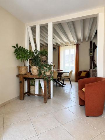 Cette maison de 145 m² habitables offre de beaux volumes et une distribution fonctionnelle, idéale pour une famille.

Au rez-de-chaussée, vous découvrirez une entrée avec WC indépendant, une salle d’eau, ainsi qu’un agréable espace de vie composé d’une salle à manger et d’un salon cathédrale, offrant une belle sensation de volume. La pièce de vie se poursuit par une cuisine entièrement équipée, avec un cellier attenant, pratique pour le rangement.

À l’étage, une mezzanine de 15 m² dessert l’espace nuit composé de trois chambres, dont deux d’environ 11 m² et une de 13 m². Une seconde salle de bains avec WC complète cet étage.

Côté confort, la maison est équipée d’une chaudière à granulés pour le chauffage et de menuiseries en double vitrage PVC.

La propriété est implantée sur un terrain de 218 m², dont une cour de 96 m², offrant un espace extérieur agréable et facile à entretenir.
Vous bénéficierez également d’une chaufferie attenante à la maison de 7 m², ainsi que d’un cabanon indépendant de 10 m², offrant des espaces supplémentaires pour le rangement et le stockage.

Une maison familiale aux beaux volumes, fonctionnelle et bien agencée.

À découvrir sans tarder à Véron !