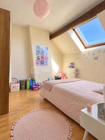Cette maison de 145 m² habitables offre de beaux volumes et une distribution fonctionnelle, idéale pour une famille.

Au rez-de-chaussée, vous découvrirez une entrée avec WC indépendant, une salle d’eau, ainsi qu’un agréable espace de vie composé d’une salle à manger et d’un salon cathédrale, offrant une belle sensation de volume. La pièce de vie se poursuit par une cuisine entièrement équipée, avec un cellier attenant, pratique pour le rangement.

À l’étage, une mezzanine de 15 m² dessert l’espace nuit composé de trois chambres, dont deux d’environ 11 m² et une de 13 m². Une seconde salle de bains avec WC complète cet étage.

Côté confort, la maison est équipée d’une chaudière à granulés pour le chauffage et de menuiseries en double vitrage PVC.

La propriété est implantée sur un terrain de 218 m², dont une cour de 96 m², offrant un espace extérieur agréable et facile à entretenir.
Vous bénéficierez également d’une chaufferie attenante à la maison de 7 m², ainsi que d’un cabanon indépendant de 10 m², offrant des espaces supplémentaires pour le rangement et le stockage.

Une maison familiale aux beaux volumes, fonctionnelle et bien agencée.

À découvrir sans tarder à Véron !