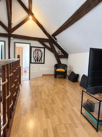 Cette maison de 145 m² habitables offre de beaux volumes et une distribution fonctionnelle, idéale pour une famille.

Au rez-de-chaussée, vous découvrirez une entrée avec WC indépendant, une salle d’eau, ainsi qu’un agréable espace de vie composé d’une salle à manger et d’un salon cathédrale, offrant une belle sensation de volume. La pièce de vie se poursuit par une cuisine entièrement équipée, avec un cellier attenant, pratique pour le rangement.

À l’étage, une mezzanine de 15 m² dessert l’espace nuit composé de trois chambres, dont deux d’environ 11 m² et une de 13 m². Une seconde salle de bains avec WC complète cet étage.

Côté confort, la maison est équipée d’une chaudière à granulés pour le chauffage et de menuiseries en double vitrage PVC.

La propriété est implantée sur un terrain de 218 m², dont une cour de 96 m², offrant un espace extérieur agréable et facile à entretenir.
Vous bénéficierez également d’une chaufferie attenante à la maison de 7 m², ainsi que d’un cabanon indépendant de 10 m², offrant des espaces supplémentaires pour le rangement et le stockage.

Une maison familiale aux beaux volumes, fonctionnelle et bien agencée.

À découvrir sans tarder à Véron !