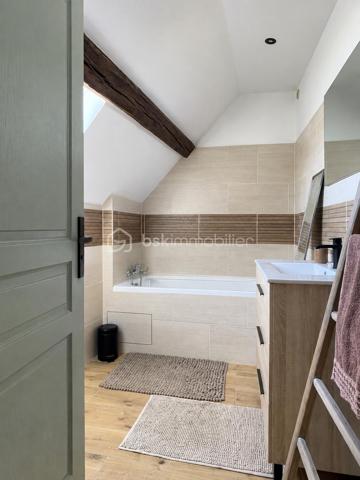Cette maison de 145 m² habitables offre de beaux volumes et une distribution fonctionnelle, idéale pour une famille.

Au rez-de-chaussée, vous découvrirez une entrée avec WC indépendant, une salle d’eau, ainsi qu’un agréable espace de vie composé d’une salle à manger et d’un salon cathédrale, offrant une belle sensation de volume. La pièce de vie se poursuit par une cuisine entièrement équipée, avec un cellier attenant, pratique pour le rangement.

À l’étage, une mezzanine de 15 m² dessert l’espace nuit composé de trois chambres, dont deux d’environ 11 m² et une de 13 m². Une seconde salle de bains avec WC complète cet étage.

Côté confort, la maison est équipée d’une chaudière à granulés pour le chauffage et de menuiseries en double vitrage PVC.

La propriété est implantée sur un terrain de 218 m², dont une cour de 96 m², offrant un espace extérieur agréable et facile à entretenir.
Vous bénéficierez également d’une chaufferie attenante à la maison de 7 m², ainsi que d’un cabanon indépendant de 10 m², offrant des espaces supplémentaires pour le rangement et le stockage.

Une maison familiale aux beaux volumes, fonctionnelle et bien agencée.

À découvrir sans tarder à Véron !
