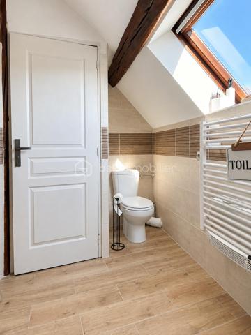 Cette maison de 145 m² habitables offre de beaux volumes et une distribution fonctionnelle, idéale pour une famille.

Au rez-de-chaussée, vous découvrirez une entrée avec WC indépendant, une salle d’eau, ainsi qu’un agréable espace de vie composé d’une salle à manger et d’un salon cathédrale, offrant une belle sensation de volume. La pièce de vie se poursuit par une cuisine entièrement équipée, avec un cellier attenant, pratique pour le rangement.

À l’étage, une mezzanine de 15 m² dessert l’espace nuit composé de trois chambres, dont deux d’environ 11 m² et une de 13 m². Une seconde salle de bains avec WC complète cet étage.

Côté confort, la maison est équipée d’une chaudière à granulés pour le chauffage et de menuiseries en double vitrage PVC.

La propriété est implantée sur un terrain de 218 m², dont une cour de 96 m², offrant un espace extérieur agréable et facile à entretenir.
Vous bénéficierez également d’une chaufferie attenante à la maison de 7 m², ainsi que d’un cabanon indépendant de 10 m², offrant des espaces supplémentaires pour le rangement et le stockage.

Une maison familiale aux beaux volumes, fonctionnelle et bien agencée.

À découvrir sans tarder à Véron !