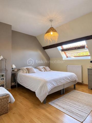 Cette maison de 145 m² habitables offre de beaux volumes et une distribution fonctionnelle, idéale pour une famille.

Au rez-de-chaussée, vous découvrirez une entrée avec WC indépendant, une salle d’eau, ainsi qu’un agréable espace de vie composé d’une salle à manger et d’un salon cathédrale, offrant une belle sensation de volume. La pièce de vie se poursuit par une cuisine entièrement équipée, avec un cellier attenant, pratique pour le rangement.

À l’étage, une mezzanine de 15 m² dessert l’espace nuit composé de trois chambres, dont deux d’environ 11 m² et une de 13 m². Une seconde salle de bains avec WC complète cet étage.

Côté confort, la maison est équipée d’une chaudière à granulés pour le chauffage et de menuiseries en double vitrage PVC.

La propriété est implantée sur un terrain de 218 m², dont une cour de 96 m², offrant un espace extérieur agréable et facile à entretenir.
Vous bénéficierez également d’une chaufferie attenante à la maison de 7 m², ainsi que d’un cabanon indépendant de 10 m², offrant des espaces supplémentaires pour le rangement et le stockage.

Une maison familiale aux beaux volumes, fonctionnelle et bien agencée.

À découvrir sans tarder à Véron !