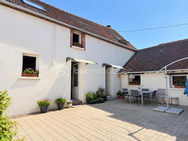 Cette maison de 145 m² habitables offre de beaux volumes et une distribution fonctionnelle, idéale pour une famille.

Au rez-de-chaussée, vous découvrirez une entrée avec WC indépendant, une salle d’eau, ainsi qu’un agréable espace de vie composé d’une salle à manger et d’un salon cathédrale, offrant une belle sensation de volume. La pièce de vie se poursuit par une cuisine entièrement équipée, avec un cellier attenant, pratique pour le rangement.

À l’étage, une mezzanine de 15 m² dessert l’espace nuit composé de trois chambres, dont deux d’environ 11 m² et une de 13 m². Une seconde salle de bains avec WC complète cet étage.

Côté confort, la maison est équipée d’une chaudière à granulés pour le chauffage et de menuiseries en double vitrage PVC.

La propriété est implantée sur un terrain de 218 m², dont une cour de 96 m², offrant un espace extérieur agréable et facile à entretenir.
Vous bénéficierez également d’une chaufferie attenante à la maison de 7 m², ainsi que d’un cabanon indépendant de 10 m², offrant des espaces supplémentaires pour le rangement et le stockage.

Une maison familiale aux beaux volumes, fonctionnelle et bien agencée.

À découvrir sans tarder à Véron !
