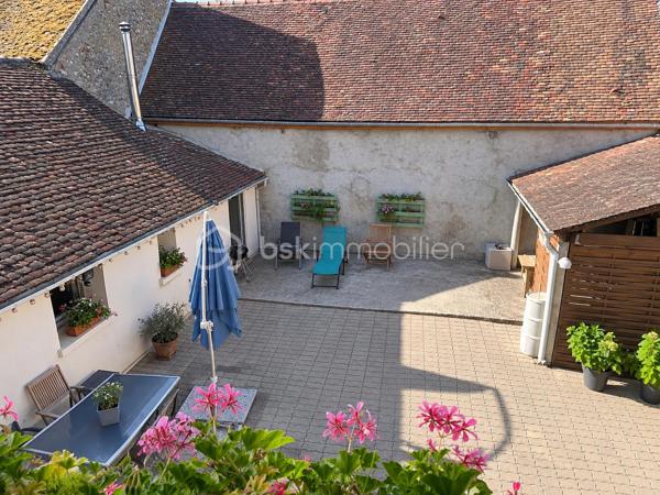Cette maison de 145 m² habitables offre de beaux volumes et une distribution fonctionnelle, idéale pour une famille.

Au rez-de-chaussée, vous découvrirez une entrée avec WC indépendant, une salle d’eau, ainsi qu’un agréable espace de vie composé d’une salle à manger et d’un salon cathédrale, offrant une belle sensation de volume. La pièce de vie se poursuit par une cuisine entièrement équipée, avec un cellier attenant, pratique pour le rangement.

À l’étage, une mezzanine de 15 m² dessert l’espace nuit composé de trois chambres, dont deux d’environ 11 m² et une de 13 m². Une seconde salle de bains avec WC complète cet étage.

Côté confort, la maison est équipée d’une chaudière à granulés pour le chauffage et de menuiseries en double vitrage PVC.

La propriété est implantée sur un terrain de 218 m², dont une cour de 96 m², offrant un espace extérieur agréable et facile à entretenir.
Vous bénéficierez également d’une chaufferie attenante à la maison de 7 m², ainsi que d’un cabanon indépendant de 10 m², offrant des espaces supplémentaires pour le rangement et le stockage.

Une maison familiale aux beaux volumes, fonctionnelle et bien agencée.

À découvrir sans tarder à Véron !