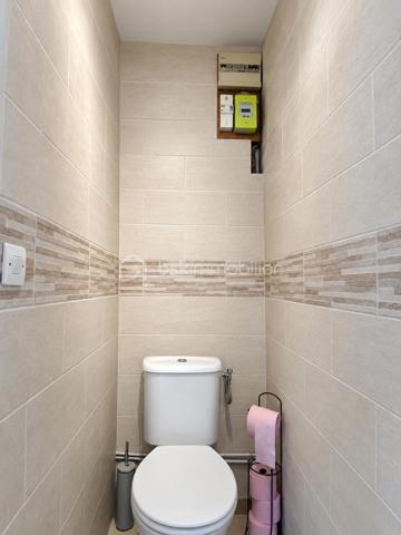 Cette maison de 145 m² habitables offre de beaux volumes et une distribution fonctionnelle, idéale pour une famille.

Au rez-de-chaussée, vous découvrirez une entrée avec WC indépendant, une salle d’eau, ainsi qu’un agréable espace de vie composé d’une salle à manger et d’un salon cathédrale, offrant une belle sensation de volume. La pièce de vie se poursuit par une cuisine entièrement équipée, avec un cellier attenant, pratique pour le rangement.

À l’étage, une mezzanine de 15 m² dessert l’espace nuit composé de trois chambres, dont deux d’environ 11 m² et une de 13 m². Une seconde salle de bains avec WC complète cet étage.

Côté confort, la maison est équipée d’une chaudière à granulés pour le chauffage et de menuiseries en double vitrage PVC.

La propriété est implantée sur un terrain de 218 m², dont une cour de 96 m², offrant un espace extérieur agréable et facile à entretenir.
Vous bénéficierez également d’une chaufferie attenante à la maison de 7 m², ainsi que d’un cabanon indépendant de 10 m², offrant des espaces supplémentaires pour le rangement et le stockage.

Une maison familiale aux beaux volumes, fonctionnelle et bien agencée.

À découvrir sans tarder à Véron !