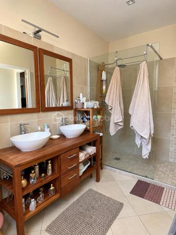 Cette maison de 145 m² habitables offre de beaux volumes et une distribution fonctionnelle, idéale pour une famille.

Au rez-de-chaussée, vous découvrirez une entrée avec WC indépendant, une salle d’eau, ainsi qu’un agréable espace de vie composé d’une salle à manger et d’un salon cathédrale, offrant une belle sensation de volume. La pièce de vie se poursuit par une cuisine entièrement équipée, avec un cellier attenant, pratique pour le rangement.

À l’étage, une mezzanine de 15 m² dessert l’espace nuit composé de trois chambres, dont deux d’environ 11 m² et une de 13 m². Une seconde salle de bains avec WC complète cet étage.

Côté confort, la maison est équipée d’une chaudière à granulés pour le chauffage et de menuiseries en double vitrage PVC.

La propriété est implantée sur un terrain de 218 m², dont une cour de 96 m², offrant un espace extérieur agréable et facile à entretenir.
Vous bénéficierez également d’une chaufferie attenante à la maison de 7 m², ainsi que d’un cabanon indépendant de 10 m², offrant des espaces supplémentaires pour le rangement et le stockage.

Une maison familiale aux beaux volumes, fonctionnelle et bien agencée.

À découvrir sans tarder à Véron !