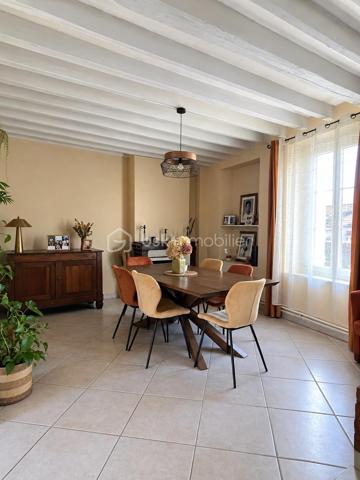 Cette maison de 145 m² habitables offre de beaux volumes et une distribution fonctionnelle, idéale pour une famille.

Au rez-de-chaussée, vous découvrirez une entrée avec WC indépendant, une salle d’eau, ainsi qu’un agréable espace de vie composé d’une salle à manger et d’un salon cathédrale, offrant une belle sensation de volume. La pièce de vie se poursuit par une cuisine entièrement équipée, avec un cellier attenant, pratique pour le rangement.

À l’étage, une mezzanine de 15 m² dessert l’espace nuit composé de trois chambres, dont deux d’environ 11 m² et une de 13 m². Une seconde salle de bains avec WC complète cet étage.

Côté confort, la maison est équipée d’une chaudière à granulés pour le chauffage et de menuiseries en double vitrage PVC.

La propriété est implantée sur un terrain de 218 m², dont une cour de 96 m², offrant un espace extérieur agréable et facile à entretenir.
Vous bénéficierez également d’une chaufferie attenante à la maison de 7 m², ainsi que d’un cabanon indépendant de 10 m², offrant des espaces supplémentaires pour le rangement et le stockage.

Une maison familiale aux beaux volumes, fonctionnelle et bien agencée.

À découvrir sans tarder à Véron !