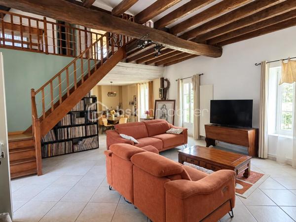 Cette maison de 145 m² habitables offre de beaux volumes et une distribution fonctionnelle, idéale pour une famille.

Au rez-de-chaussée, vous découvrirez une entrée avec WC indépendant, une salle d’eau, ainsi qu’un agréable espace de vie composé d’une salle à manger et d’un salon cathédrale, offrant une belle sensation de volume. La pièce de vie se poursuit par une cuisine entièrement équipée, avec un cellier attenant, pratique pour le rangement.

À l’étage, une mezzanine de 15 m² dessert l’espace nuit composé de trois chambres, dont deux d’environ 11 m² et une de 13 m². Une seconde salle de bains avec WC complète cet étage.

Côté confort, la maison est équipée d’une chaudière à granulés pour le chauffage et de menuiseries en double vitrage PVC.

La propriété est implantée sur un terrain de 218 m², dont une cour de 96 m², offrant un espace extérieur agréable et facile à entretenir.
Vous bénéficierez également d’une chaufferie attenante à la maison de 7 m², ainsi que d’un cabanon indépendant de 10 m², offrant des espaces supplémentaires pour le rangement et le stockage.

Une maison familiale aux beaux volumes, fonctionnelle et bien agencée.

À découvrir sans tarder à Véron !