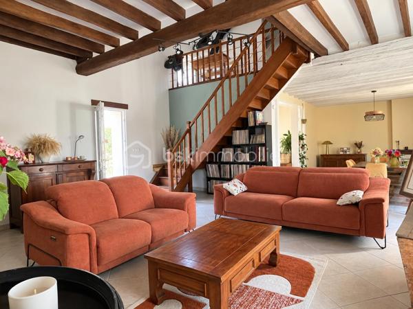 Cette maison de 145 m² habitables offre de beaux volumes et une distribution fonctionnelle, idéale pour une famille.

Au rez-de-chaussée, vous découvrirez une entrée avec WC indépendant, une salle d’eau, ainsi qu’un agréable espace de vie composé d’une salle à manger et d’un salon cathédrale, offrant une belle sensation de volume. La pièce de vie se poursuit par une cuisine entièrement équipée, avec un cellier attenant, pratique pour le rangement.

À l’étage, une mezzanine de 15 m² dessert l’espace nuit composé de trois chambres, dont deux d’environ 11 m² et une de 13 m². Une seconde salle de bains avec WC complète cet étage.

Côté confort, la maison est équipée d’une chaudière à granulés pour le chauffage et de menuiseries en double vitrage PVC.

La propriété est implantée sur un terrain de 218 m², dont une cour de 96 m², offrant un espace extérieur agréable et facile à entretenir.
Vous bénéficierez également d’une chaufferie attenante à la maison de 7 m², ainsi que d’un cabanon indépendant de 10 m², offrant des espaces supplémentaires pour le rangement et le stockage.

Une maison familiale aux beaux volumes, fonctionnelle et bien agencée.

À découvrir sans tarder à Véron !