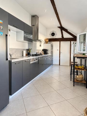 Cette maison de 145 m² habitables offre de beaux volumes et une distribution fonctionnelle, idéale pour une famille.

Au rez-de-chaussée, vous découvrirez une entrée avec WC indépendant, une salle d’eau, ainsi qu’un agréable espace de vie composé d’une salle à manger et d’un salon cathédrale, offrant une belle sensation de volume. La pièce de vie se poursuit par une cuisine entièrement équipée, avec un cellier attenant, pratique pour le rangement.

À l’étage, une mezzanine de 15 m² dessert l’espace nuit composé de trois chambres, dont deux d’environ 11 m² et une de 13 m². Une seconde salle de bains avec WC complète cet étage.

Côté confort, la maison est équipée d’une chaudière à granulés pour le chauffage et de menuiseries en double vitrage PVC.

La propriété est implantée sur un terrain de 218 m², dont une cour de 96 m², offrant un espace extérieur agréable et facile à entretenir.
Vous bénéficierez également d’une chaufferie attenante à la maison de 7 m², ainsi que d’un cabanon indépendant de 10 m², offrant des espaces supplémentaires pour le rangement et le stockage.

Une maison familiale aux beaux volumes, fonctionnelle et bien agencée.

À découvrir sans tarder à Véron !