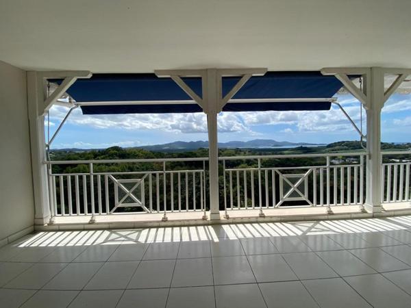 DUCOS – Appartement T4 en dernier étage avec grande terrasse et vue mer