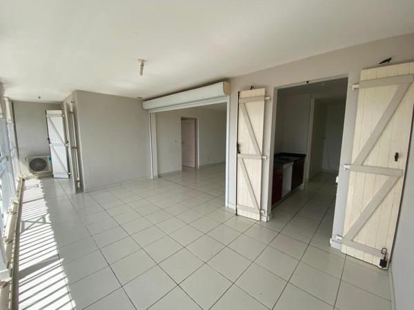 DUCOS – Appartement T4 en dernier étage avec grande terrasse et vue mer