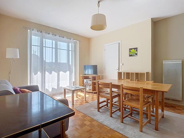 A louer PAU Appartement T2 Bis meublé de 48 m2 avec chambre et un bureau