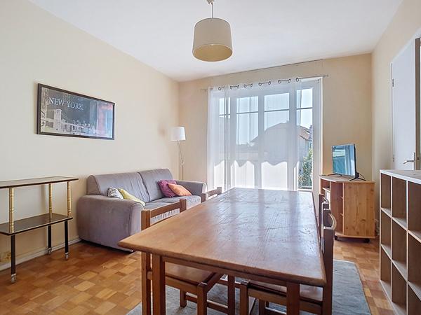A louer PAU Appartement T2 Bis meublé de 48 m2 avec chambre et un bureau