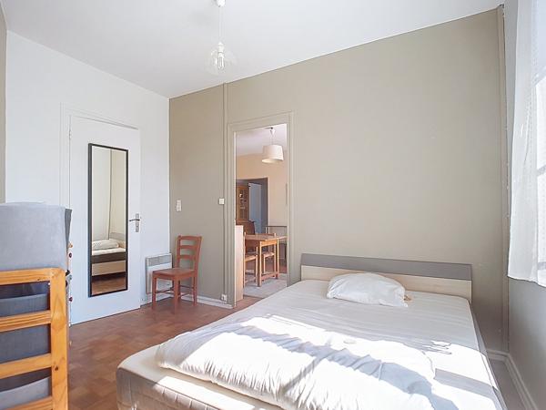 A louer PAU Appartement T2 Bis meublé de 48 m2 avec chambre et un bureau