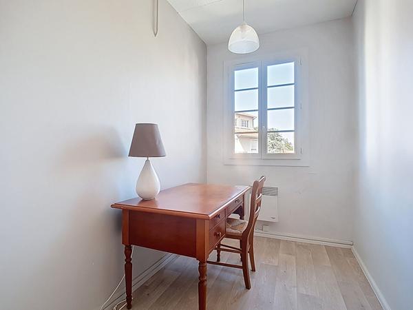A louer PAU Appartement T2 Bis meublé de 48 m2 avec chambre et un bureau