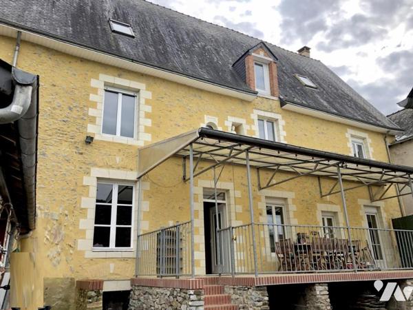 BALLEE - Val du Maine : Grande maison de bourg rénovée avec dépendances et jardin 