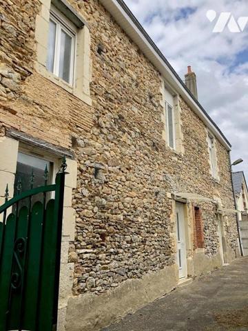 BALLEE - Val du Maine : Grande maison de bourg rénovée avec dépendances et jardin 