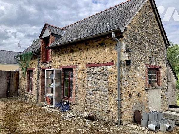 BALLEE - Val du Maine : Grande maison de bourg rénovée avec dépendances et jardin 
