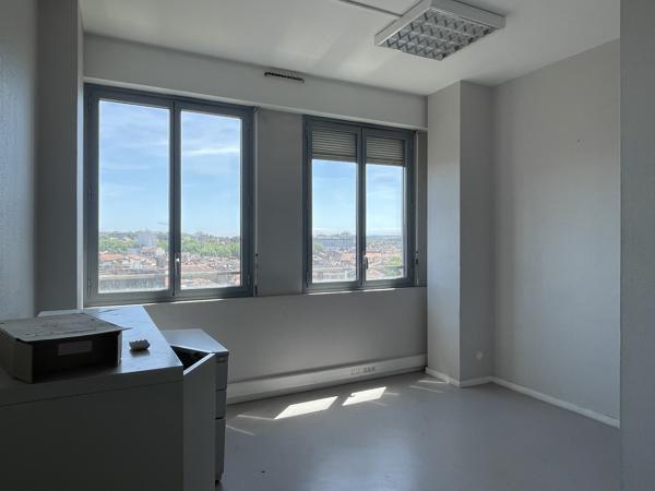Bureau
         6 pièces
        - 112 m² Exclusivité 269 000 € *