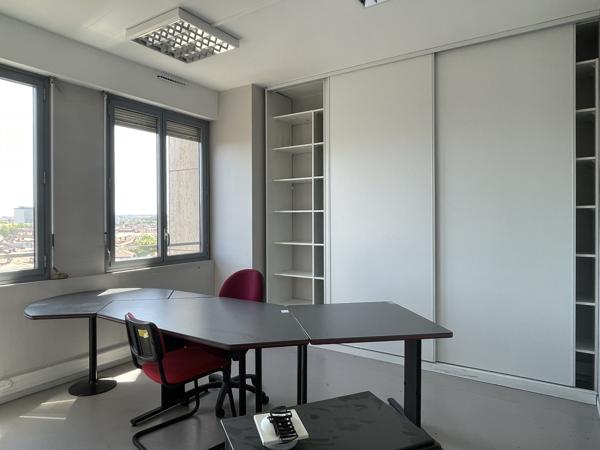 Bureau
         6 pièces
        - 112 m² Exclusivité 269 000 € *