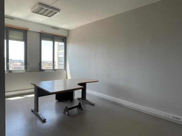 Bureau
         6 pièces
        - 112 m² Exclusivité 269 000 € *