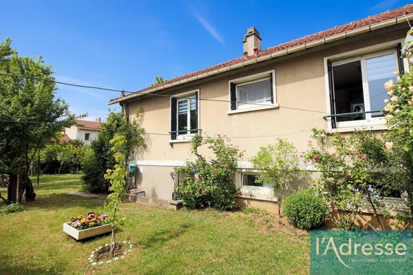 Maison avec sous-sol total, combles aménageables et grand terrain à Savigny-sur-Orge.