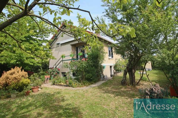 Maison avec sous-sol total, combles aménageables et grand terrain à Savigny-sur-Orge.