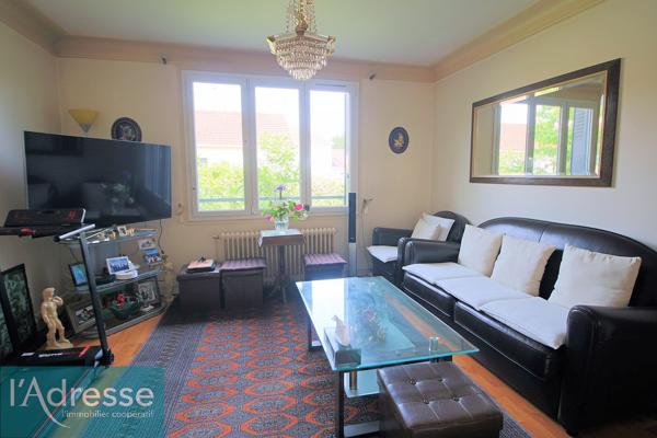 Maison avec sous-sol total, combles aménageables et grand terrain à Savigny-sur-Orge.