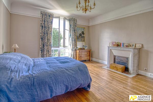 Versailles Porchefontaine Maison de 254 m² habitables avec sous-sol total sur un terrain de 1200 m² €1 890 000 ** - Référence 25756