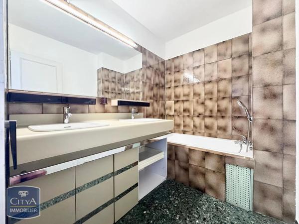 Appartement à louer 3 pièces 64.48m² Nîmes (30900)