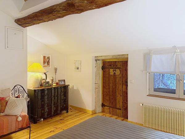 Mur et fonds de commerce avec logement de charme