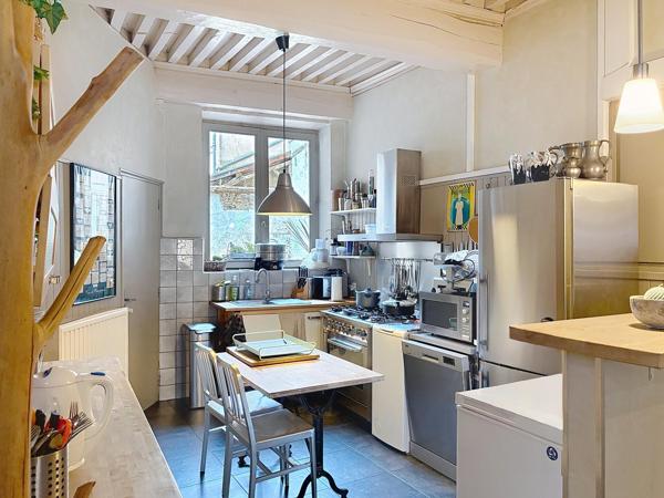 Mur et fonds de commerce avec logement de charme