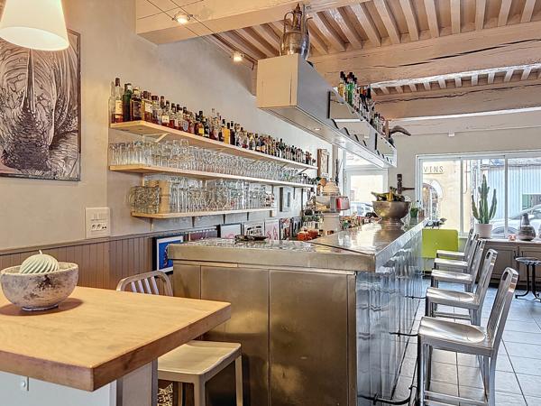 Mur et fonds de commerce avec logement de charme