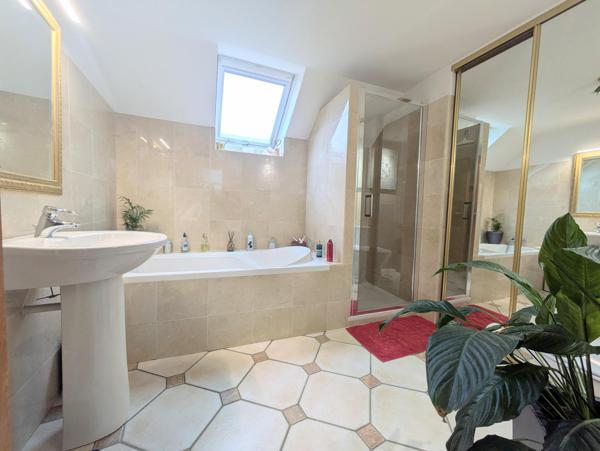 MAISON de VILLE avec beaucoup de charme à LUZARCHES