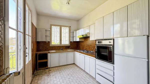 Maison de caractère en pierre en plein centre-ville de Bergerac - 189 m², 5 chambres, jardin clos et dépendance sur parcelle de 550 m²