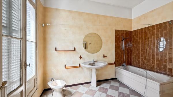 Maison de caractère en pierre en plein centre-ville de Bergerac - 189 m², 5 chambres, jardin clos et dépendance sur parcelle de 550 m²