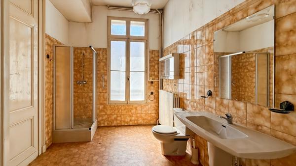 Maison de caractère en pierre en plein centre-ville de Bergerac - 189 m², 5 chambres, jardin clos et dépendance sur parcelle de 550 m²