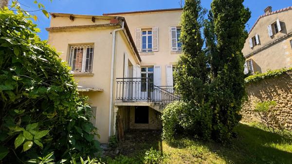 Maison de caractère en pierre en plein centre-ville de Bergerac - 189 m², 5 chambres, jardin clos et dépendance sur parcelle de 550 m²